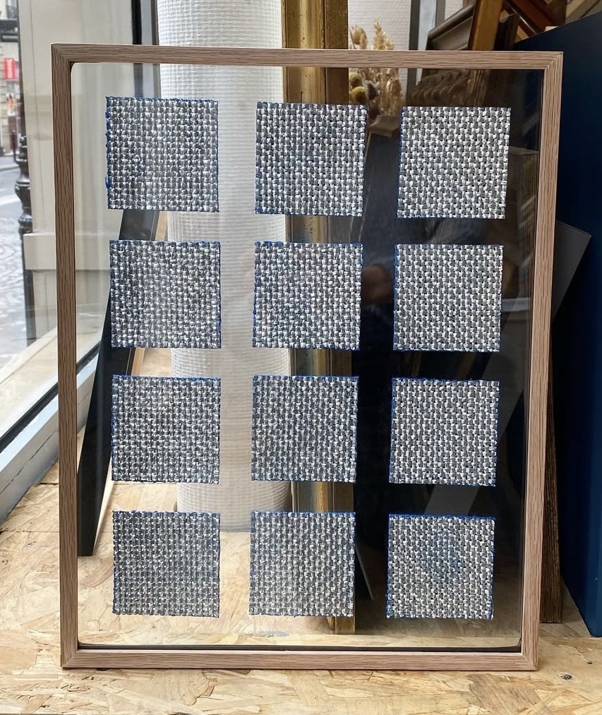 Encadrement echantillons tissus sous verre cadre bois - Au Passe-Partout Paris 9e